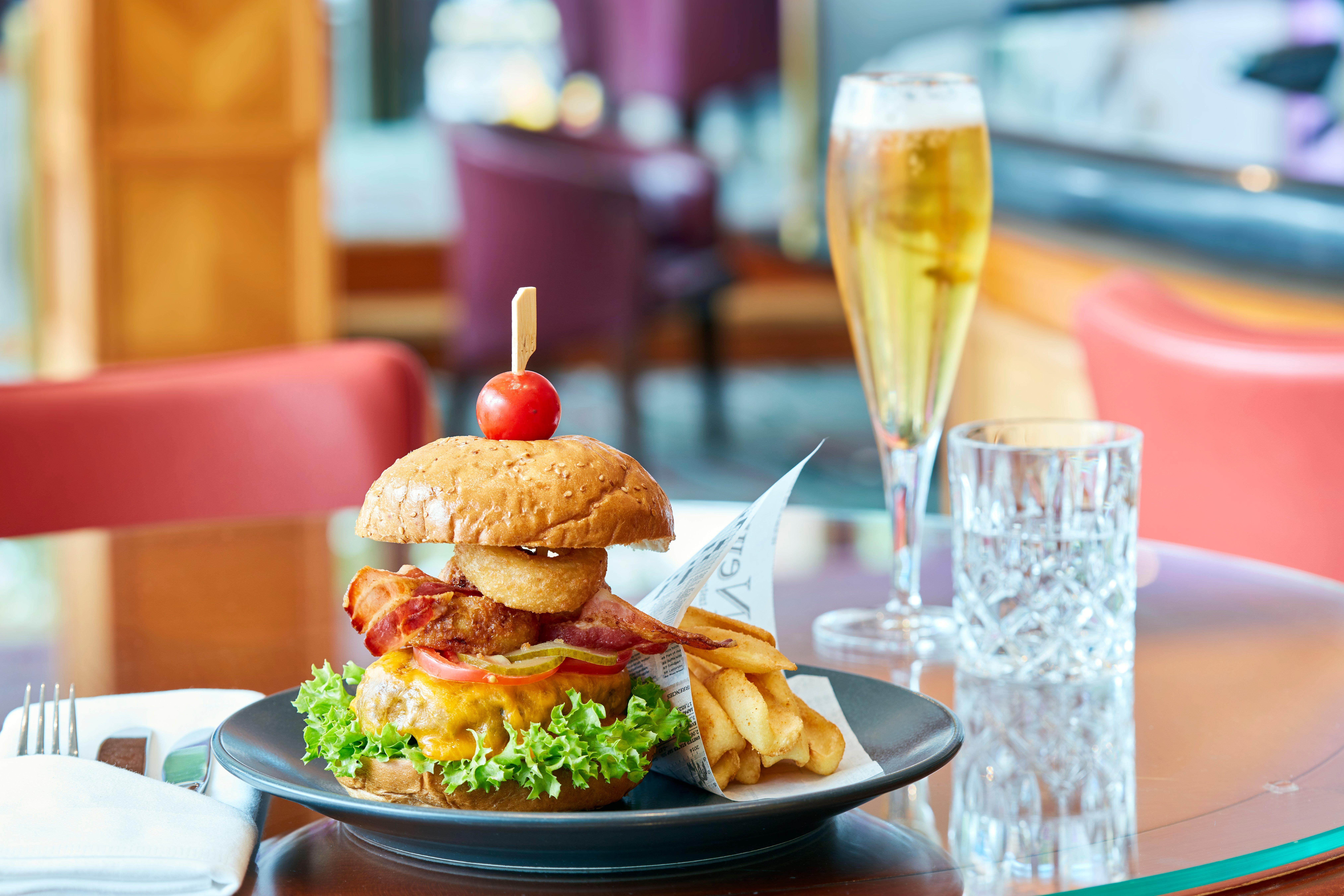 Intercontinental Berlin By Ihg Otel Dış mekan fotoğraf A hamburger with chips and a glass of champagne