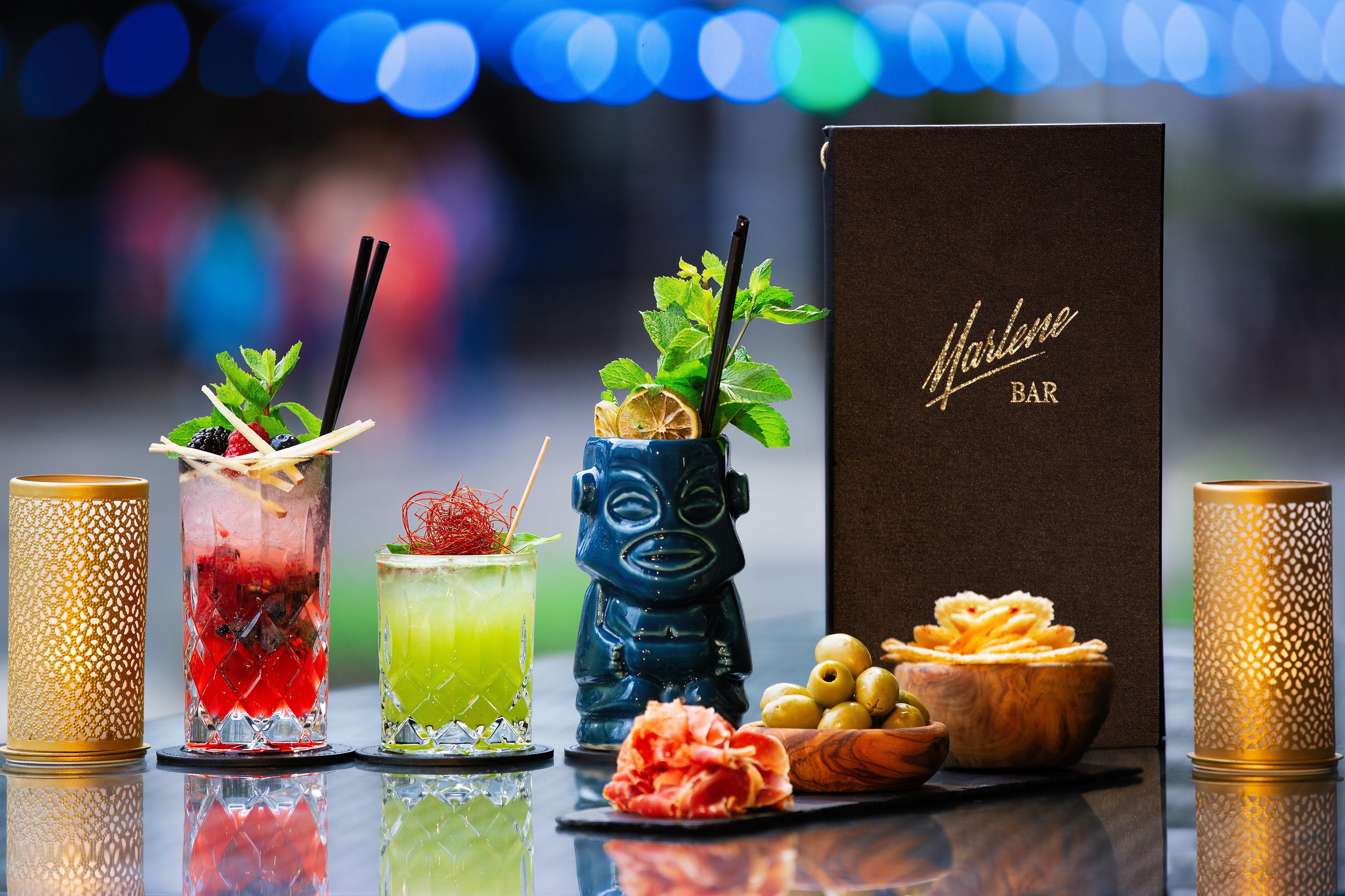 Intercontinental Berlin By Ihg Otel Dış mekan fotoğraf A selection of cocktails at the bar