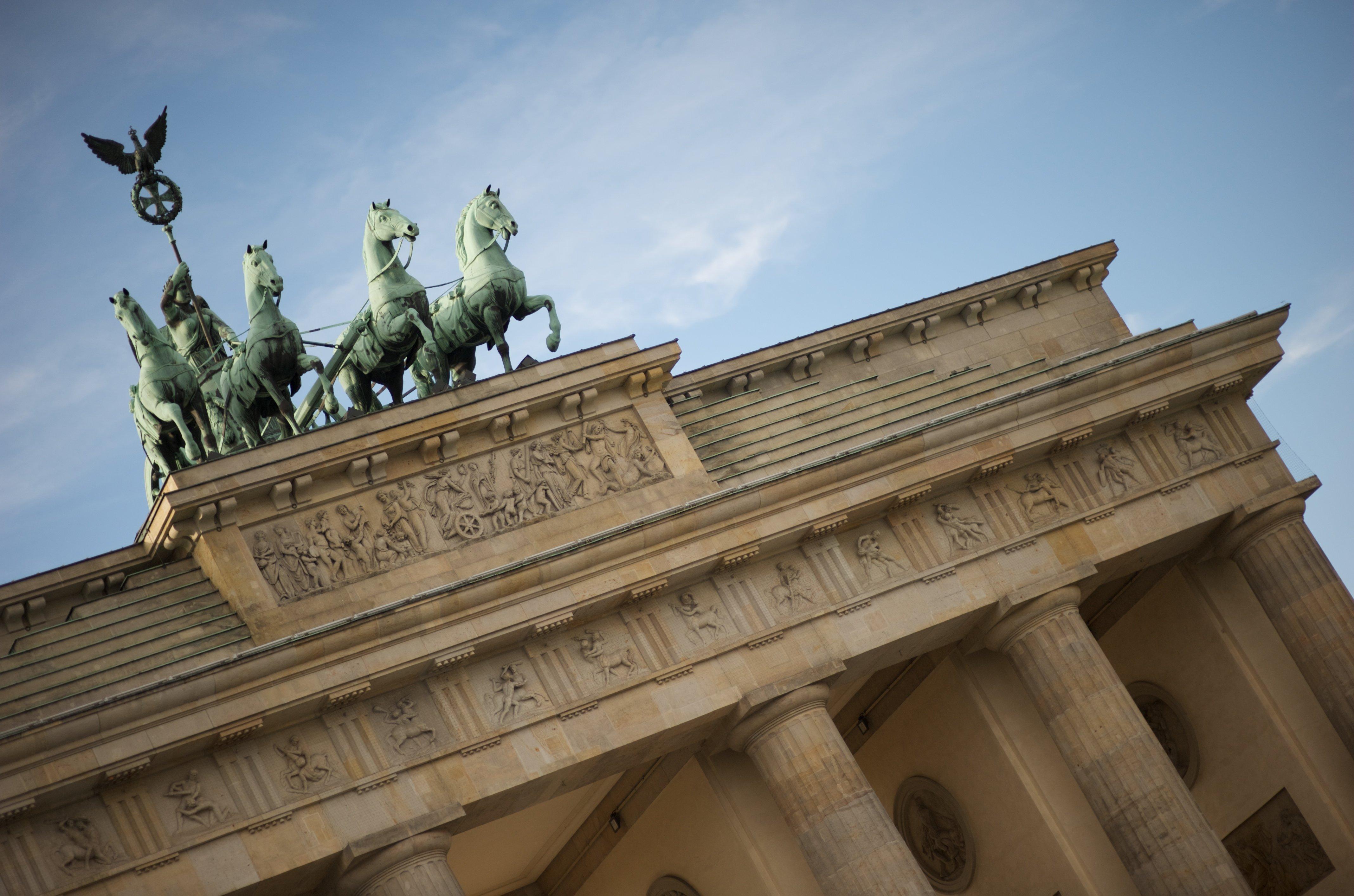 Intercontinental Berlin By Ihg Otel Dış mekan fotoğraf The Quadriga on top of the Brandenburg Gate