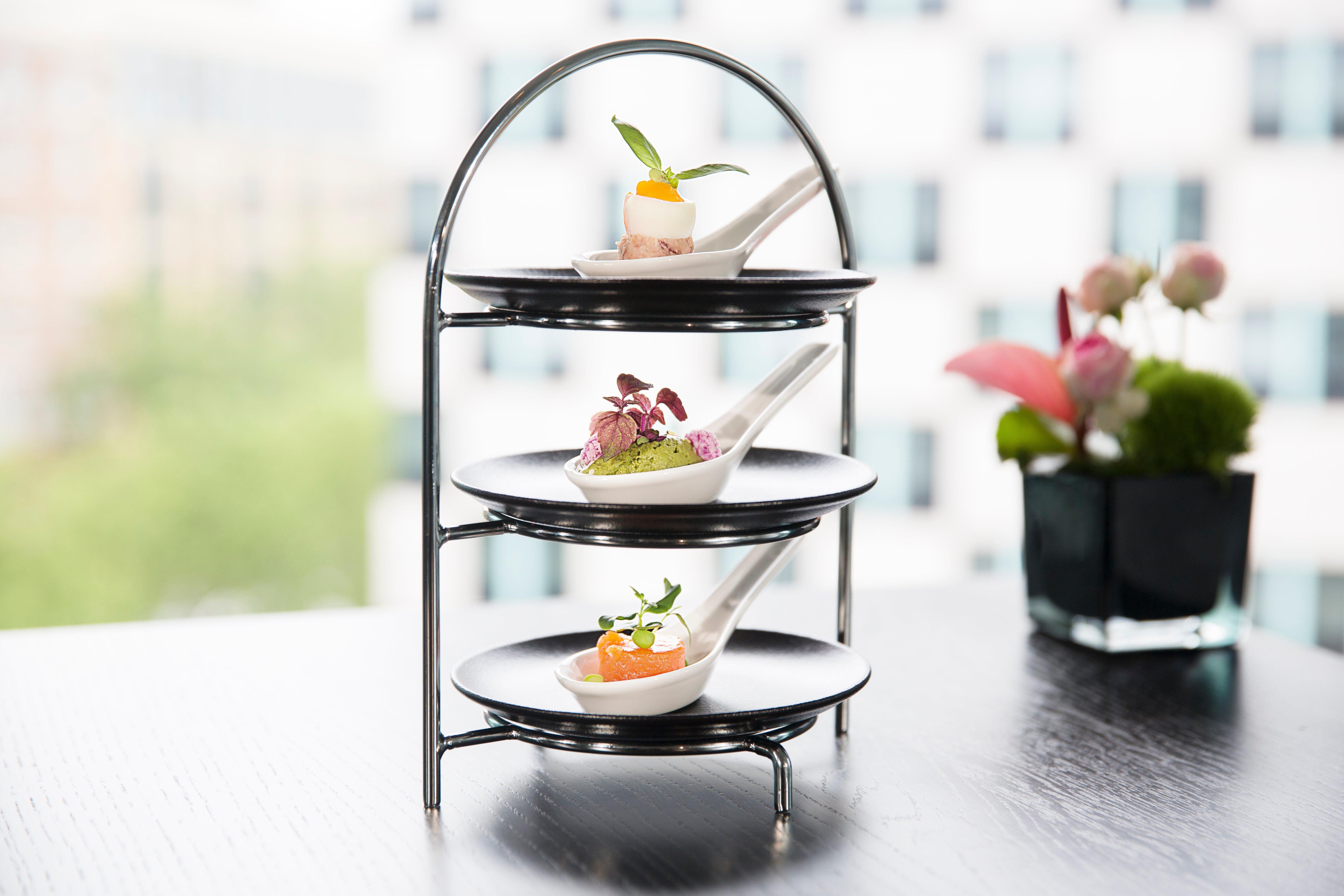 Intercontinental Berlin By Ihg Otel Dış mekan fotoğraf A three-tiered serving stand