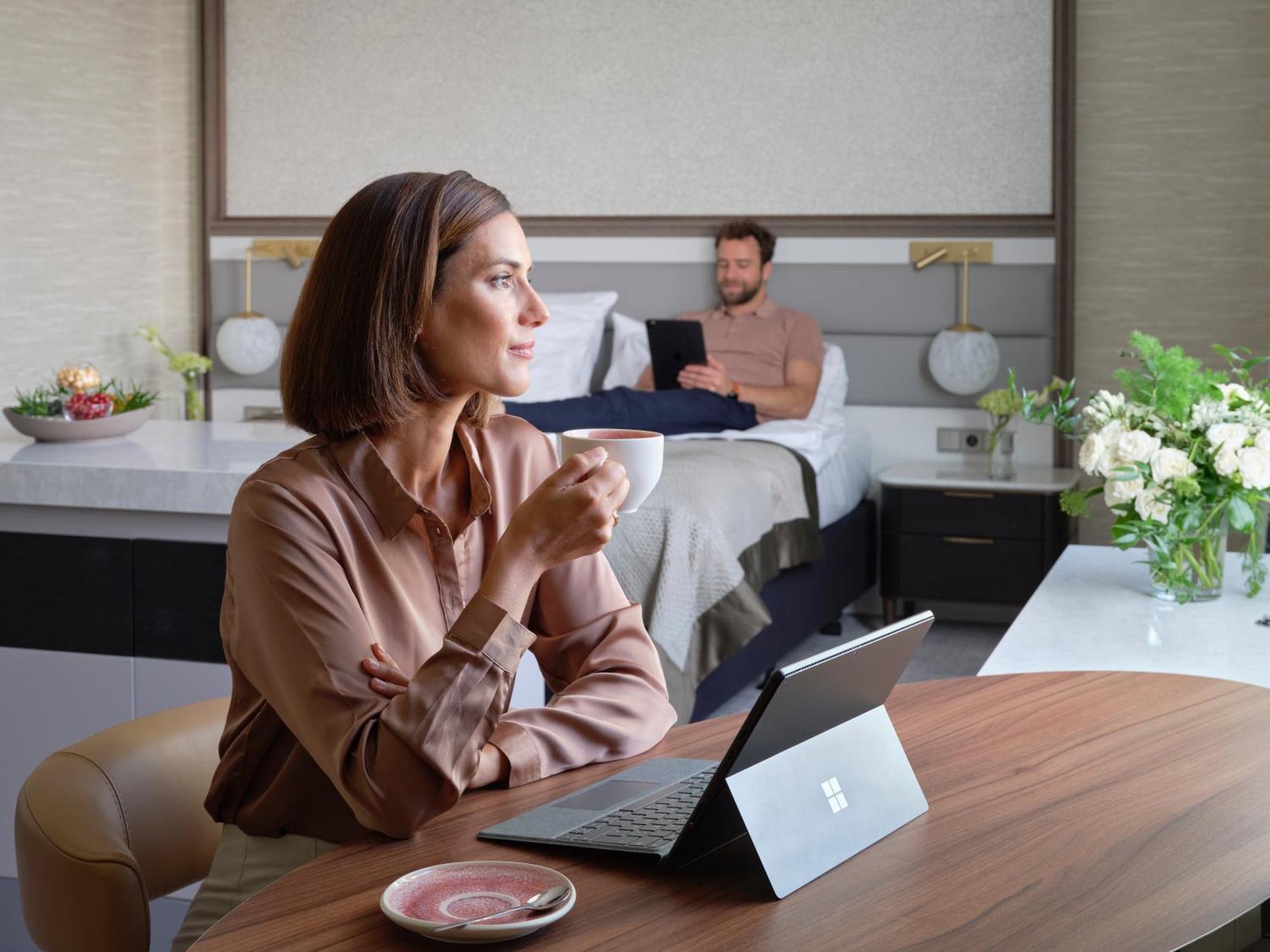 Intercontinental Berlin By Ihg Otel Dış mekan fotoğraf A woman using a Microsoft Surface Pro 4
