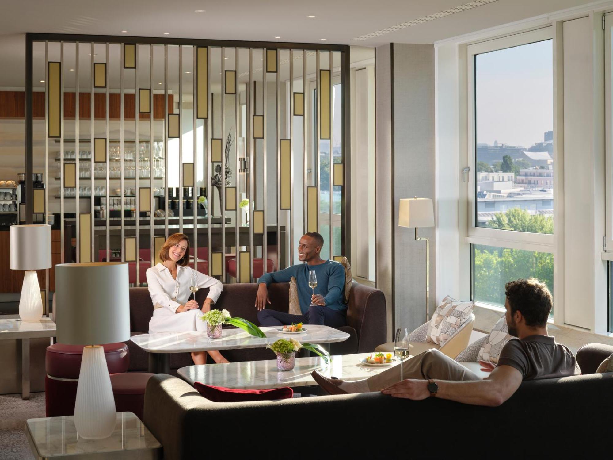 Intercontinental Berlin By Ihg Otel Dış mekan fotoğraf The lounge at the airport